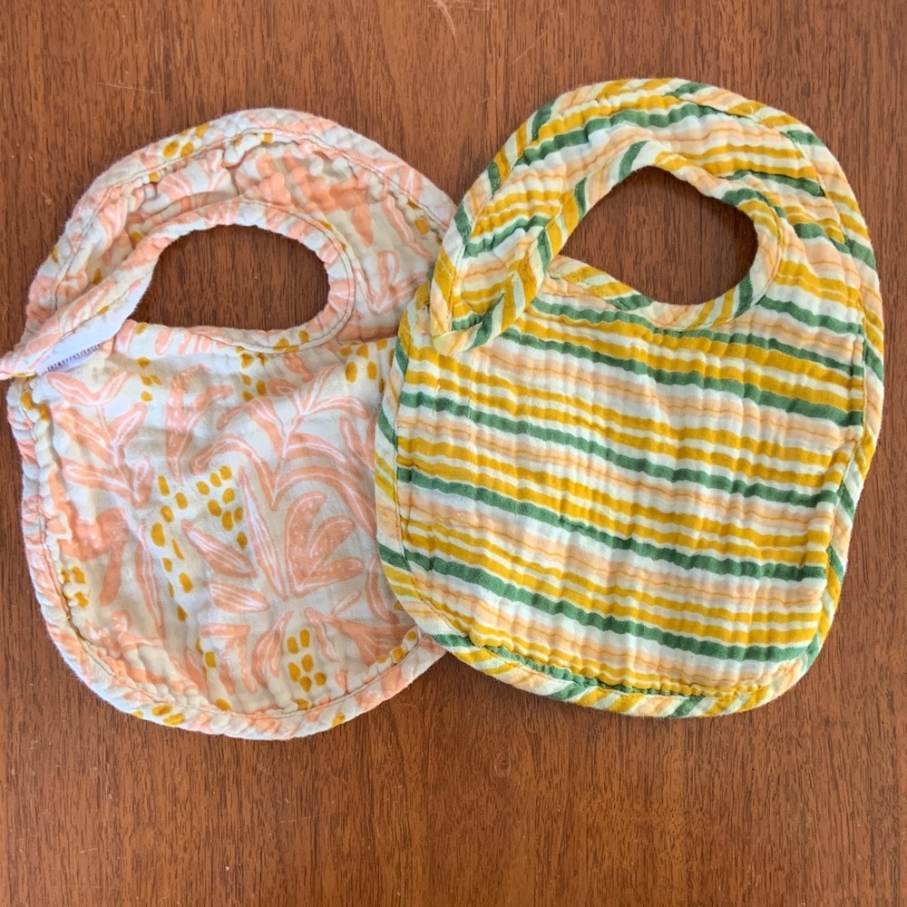 🍓3/$10 Creative Co-Op Peach and Green Baby Bib Set